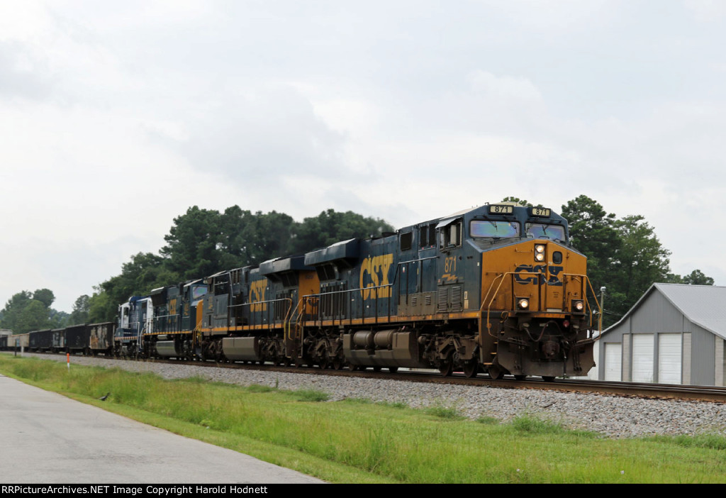 CSX 871 leads train Q400-01 northbound